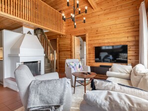 Een televisie en een open haard