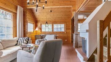 Een televisie en een open haard