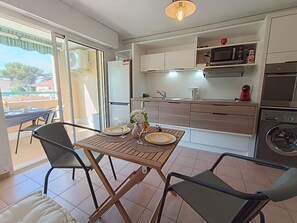 KĂŒhlschrank, Mikrowelle, Toaster, Hochstuhl