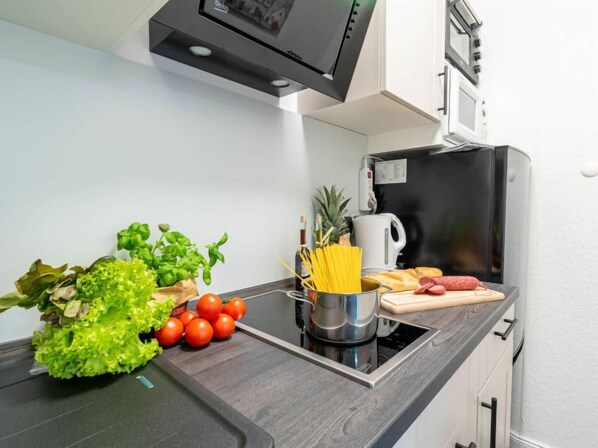 Kühlschrank, Mikrowelle, Ofen, Toaster