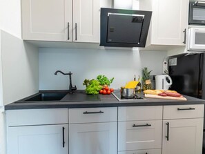 Een koelkast, een magnetron, een oven, een broodrooster