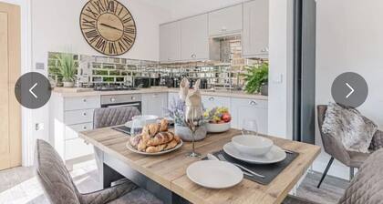 Newly Built & Stunning Ground Floor Property