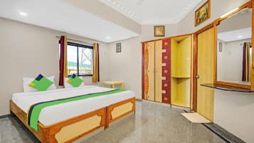 Habitación Deluxe | Escritorio, tabla de planchar con plancha, ropa de cama