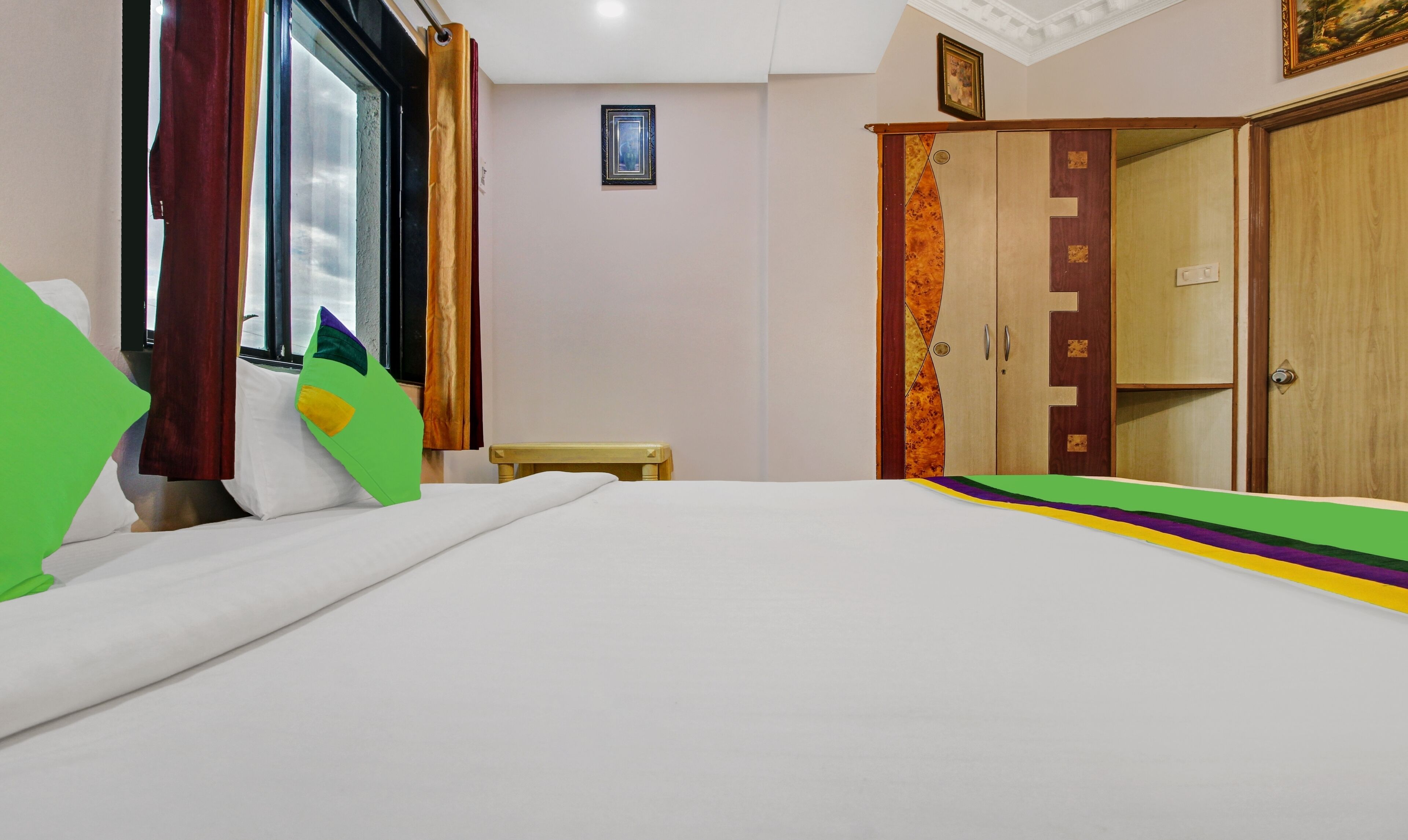Deluxe Room | Desk, iron/ironing board, bed sheets