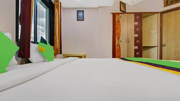 Deluxe Room | Desk, iron/ironing board, bed sheets