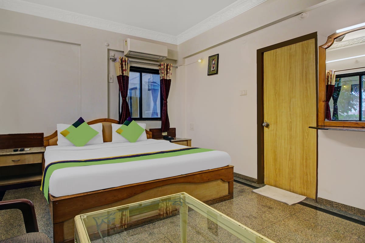 Standard Room | Desk, iron/ironing board, bed sheets