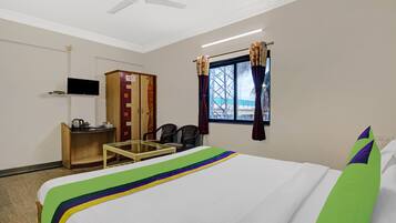 Standaard kamer | Een bureau, een strijkplank/strijkijzer, beddengoed