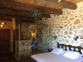 Deluxe szoba | Minibár, széf a szobában, egyedi berendezés és íróasztal