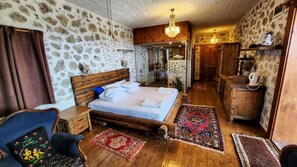 Minibar, caja de seguridad en la habitación y muebles diferentes 