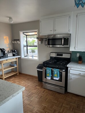 冰箱、微波炉、烤箱、炉灶