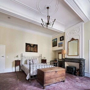 2 chambres, bureau, fer et planche à repasser, accès au Wi-Fi (inclus)