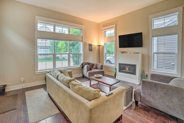TV, fireplace