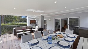 Outdoor dining - Avoca Beach Lakehouse - 450m walk to Avoca Beach (Avoca Beach)
