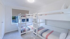 4 bedrooms, iron/ironing board, free WiFi, bed sheets - Avoca Beach Lakehouse - 450m walk to Avoca Beach (Avoca Beach)
