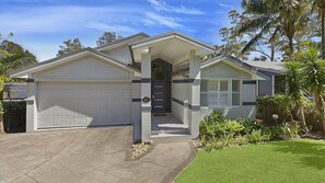 Exterior - Avoca Beach Lakehouse - 450m walk to Avoca Beach (Avoca Beach)