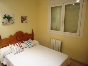 3 bedrooms, iron/ironing board, bed sheets