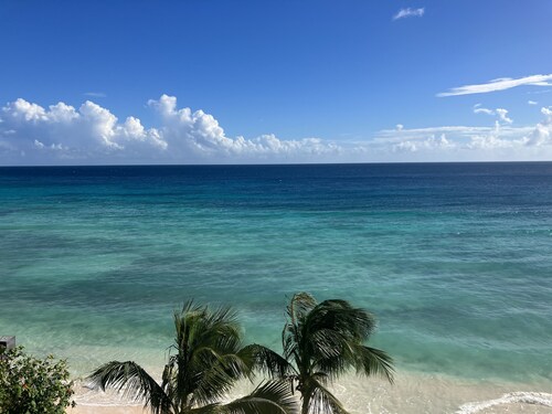 411 Mistle Cove - Spacious beachfront apartment with large ocean facing balcony 