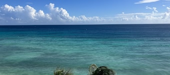 411 Mistle Cove - Spacious beachfront apartment with large ocean facing balcony