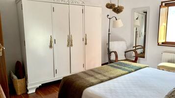 4 bedrooms, desk, iron/ironing board, free WiFi
