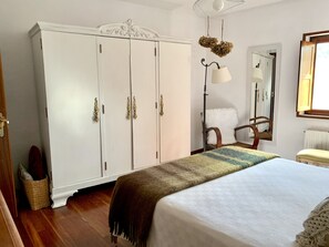 4 bedrooms, desk, iron/ironing board, free WiFi - 4 bedrooms, 2 bathrooms, 80m2 terrace with views, office and children playroom  (Concejero)