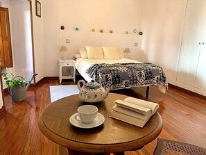 4 quartos, escrivaninha, ferros/tábuas de passar roupa