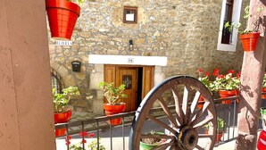 Un bâtiment en pierre avec une porte en bois portant l’inscription « 16 ».
