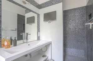 Duschwanne, Haartrockner, Handtücher, Seife