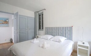 6 slaapkamers, een strijkplank/strijkijzer, reisbedje, wifi