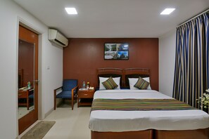 Deluxe Room | Egyptian cotton sheets, premium bedding, Select Comfort beds, desk