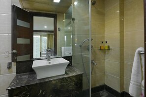 Phòng Executive, 1 phòng ngủ | Phòng tắm | Buồng tắm vòi sen, vòi sen phun mưa 