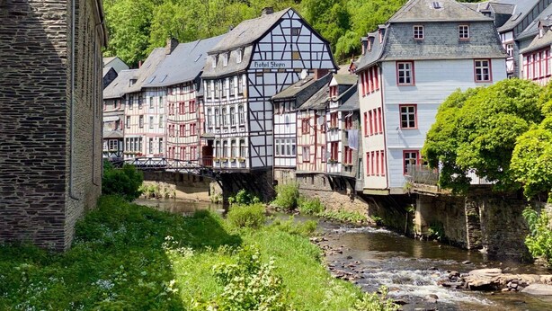 Un bâtiment traditionnel à colombages, avec une enseigne indiquant « Hôtel Stern » sur la façade.