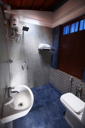 Dusj, håndklær, såpe og sjampo