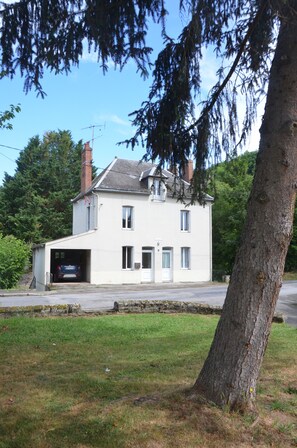 Exterior - Character house in a romantic setting "At the water's'edge (CHAMBON SUR VOUEIZE)