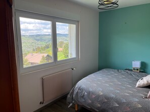 4 bedrooms, desk, iron/ironing board, travel cot