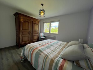 3 makuuhuonetta, työpöytä, silitysrauta/-lauta, vauvan matkasänky