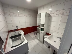 Badewanne, Haartrockner, Shampoo, Toilettenpapier
