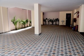 Free self-parking, free valet parking - Yellow Leaf (Narendranagar)