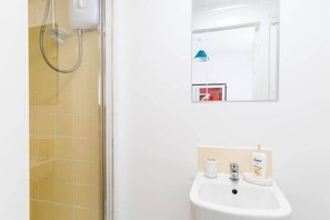 Douche, sèche-cheveux, serviettes fournies