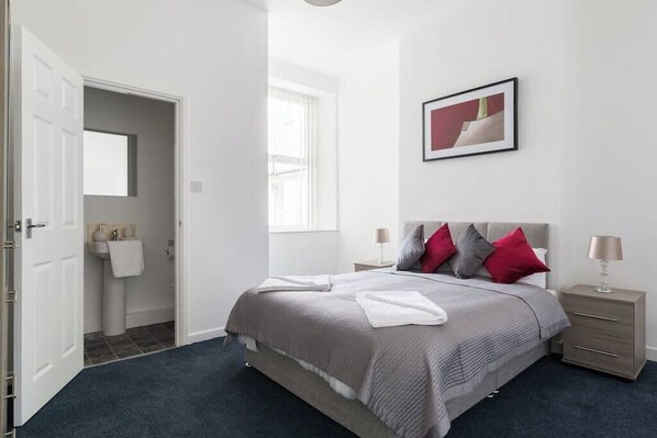 1 dormitorio, tabla de planchar con plancha, wifi gratis y ropa de cama