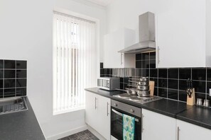 Frigorífico, microondas, horno y placa de cocina