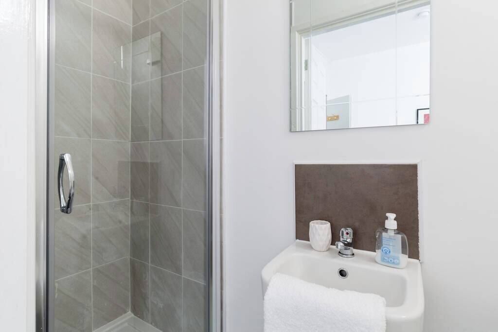 Douche, séchoir à cheveux, serviettes fournies