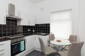 Frigorífico, microondas, horno y placa de cocina