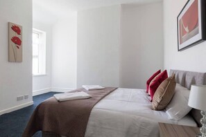 1 slaapkamer, een strijkplank/strijkijzer, gratis wifi, beddengoed