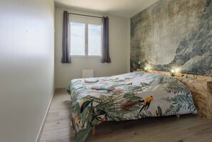 2 bedrooms, travel cot, WiFi, bed sheets