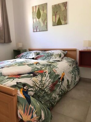 2 bedrooms, travel cot, WiFi, bed sheets