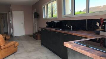 Coffee/tea maker, fridge, microwave, oven