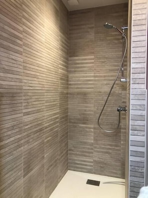 Een douche, een haardroger, handdoeken