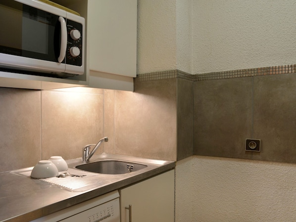 Fridge, microwave, dishwasher, coffee/tea maker