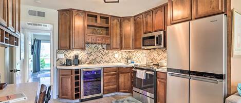 Refrigerador, microondas, tostadora y utensilios de cocina