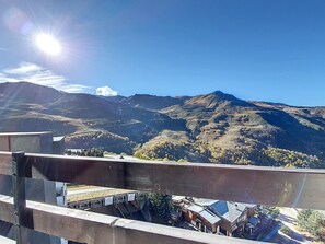 A mountainous landscape with a clear sky and a bright sun. - Bright studio in Menuires, ski-in/ski-out, balcony (Les Menuires)